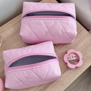 Esta bolsa de cosméticos a cuadros de estilo japonés y coreano, una bolsa de aseo femenina con gran capacidad y cremallera rosa, es muy popular. - Product Image 1