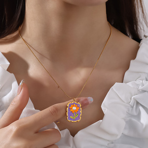 Collier avec pendentif fleur en acier inoxydable plaqué or 18 carats avec incrustation de perles, bijoux cadeau - Product Image 4