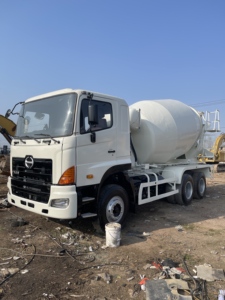 Camión mezclador Hino 700, camión de maquinaria de construcción usado de alta calidad. - Product Image 4