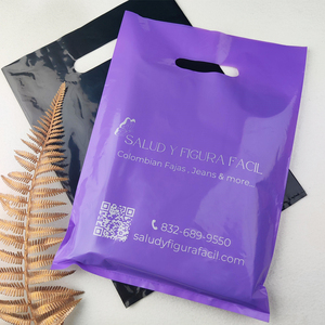 ถุงบรรจุภัณฑ์พลาสติกสีดำแบบพับได้พิมพ์โลโก้ตามสั่งกระเป๋าถือสำหรับช้อปปิ้งค้าปลีกบูติก - Product Image 5