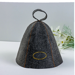 Un cappello da sauna in pura lana con un sigillo in caratteri dorati che dice <span class=keywords><strong>chi</strong></span> non può toccare la testa <span class=keywords><strong>di</strong></span> IT durante il riscaldamento. - Product Image 4