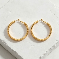 Accessoires: Elegante und luxuriöse unregelmäßige C-förmige Design-Ohrringe, vielseitig und hochwertig, elegante Ohrstecker.