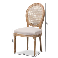 Chaise Louis avec des couvertures élégantes en or conçues pour un banquet ou un événement de mariage sophistiqué