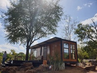 Maison conteneur préfabriquée moderne modulaire et démontable avec isolation thermique, utilisable comme véranda, bureau, école ou espace de vie