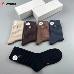 5 paires de chaussettes mi-mollet avec logo sur le revers, design décontracté et tendance, matériau épais de haute qualité pour les entraînements hivernaux - Product Image 4