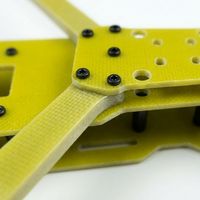 Châssis de drone personnalisé en FR4 jaune usiné CNC, léger, en fibre de verre époxy, pour quadricoptère de course, idéal pour les fabricants de drones DIY