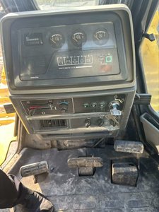 Bulldozer Komatsu de segunda mano con capacidad de dormitacion de 4 m³ y motor de 180HP y bomba incluida, precio más barato - Product Image 2
