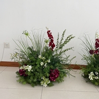 Décoration florale d'allée de mariage en verdure, arrangements floraux au sol en herbe artificielle, centre de table de cérémonie en fleurs artificielles bordeaux