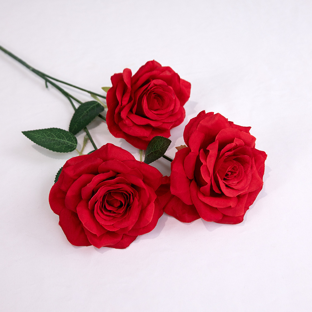 3-headed diamond roses [red] with leaves