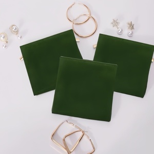 Sacs à bijoux en velours écologiques personnalisés avec fermeture éclair pour le rangement des colliers et des boucles d'oreilles, 3 tailles, impression de logo personnalisée disponible - Product Image 3