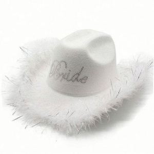 Chapeaux Fedora en feutre poly-coton en gros, en stock, blancs, pour mariage, fête, bordure en plumes brillantes, style pêcheur - Product Image 2