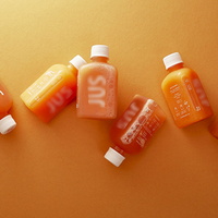 Bouteilles de boisson en plastique portables de qualité alimentaire, personnalisées avec un logo minimaliste, pour les boutiques de jus pressés à froid
