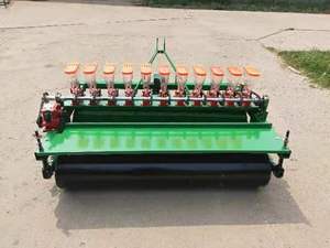 Semoir à légumes monté sur tracteur avec bande d'engrais intégrée, crée <span class=keywords><strong>des</strong></span> lits <span class=keywords><strong>de</strong></span> plantation parfaits et place les nutriments en une seule passe - Product Image 4