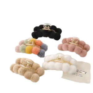 Pince à cheveux élégante en peluche surdimensionnée, accessoires romantiques pour les rendez-vous, les fêtes et les mariages - Product Image 1