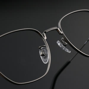 קלאסי רטרו קטן מסגרת טיטניום משקפיים לגברים ולנשים אופנתיות מחייכות עיצוב פנים עם גימור זהב אצטט - Product Image 4