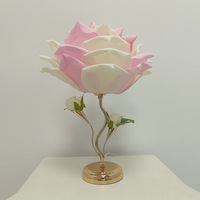 Lampe de table en forme de rose, style crémeux, pétales blancs et roses, lampe de chevet douillette, lumière d'ambiance romantique pour chambre à coucher, bouton pour suite nuptiale