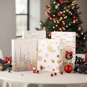 Sacs en papier kraft personnalisés de luxe avec logo pour bonbons, vêtements, chaussures, cadeaux de Noël et de fêtes, et cadeaux pour invités - Product Image 2