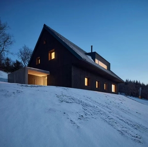 <span class=keywords><strong>Chalet</strong></span> <span class=keywords><strong>moderne</strong></span> Maisons en bois pour les vacances de ski chez l'habitant sur une pente enneigée avec extérieur sombre et <span class=keywords><strong>intérieur</strong></span> en bois - Product Image 1