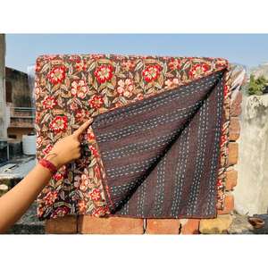 Edredón Kantha de algodón detallado, diseñado con estampado de bloques clásico y capas de costuras delicadas que ofrecen confort. - Product Image 5