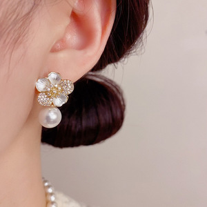 Resoul Bijoux Colgantes de Perlas de Latón con Baño de Oro y Zirconia en Forma de Flor, Estilo Francés Elegante para Mujer, Venta al por Mayor - Product Image 4