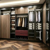 Armoire sur mesure pour projet commercial, placard en bois grainé avec porte coulissante en verre pour les entrepreneurs en décoration intérieure