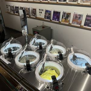 Machine à glaces et sorbets professionnelle Miles Galaxy Pro V6 à 6 pots, en acier inoxydable, système anti-buée, 750 coupes, sur pied - Product Image 6