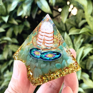 Pyramide en cristal Kogiya, pilier blanc, aventurine verte, résine époxy, décoration d'intérieur, ornement de bureau - Product Image 3