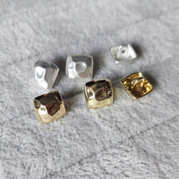 Kancing Logam Premium Bentuk Persegi Kecil 9.5mm Tekstur Palu Tidak Beraturan Paduan Seng Berhias Manik-Manik untuk Kemeja Wanita, Cardigan, dan Pakaian