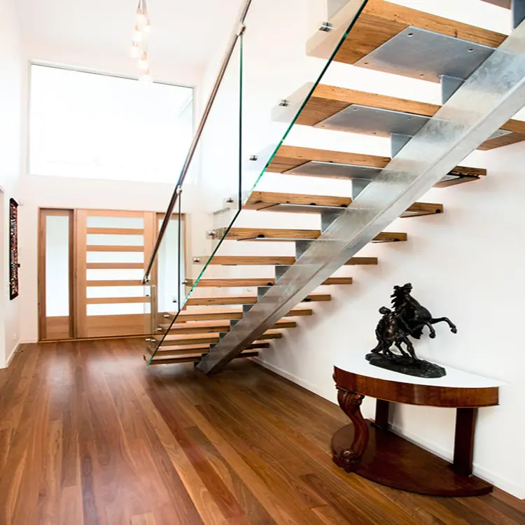 Escalier intérieur coloré et droit flottant, maison moderne, en acier