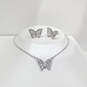 Juego de joyería de plata de ley 925 chapada en oro de 18k, 2 piezas, collar y aretes elegantes con diseño de mariposa para mujer. - Product Image 1