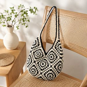 Borsa tote fatta a mano all'uncinetto con motivo a rombi, stile nonna, bianca e nera, tessitura geometrica, stile Ins, retrò, artistica, da spiaggia - Product Image 1