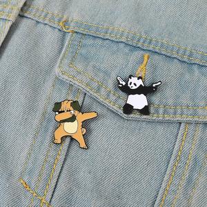 工厂定制金属哈巴狗熊猫珐琅别针徽章搞笑舞蹈胸针丝网印刷硬珐琅翻领别针便宜 - Product Image 1