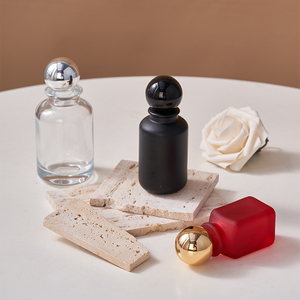 Mejor venta Blanco Rojo 30/50ml Cubo Perfume Botella de spray de vidrio esmerilado con tapa de bola dorada - Product Image 3