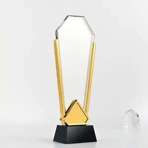 Blank Crystal und Metal Trophy Elegant Awards in der Herstellung