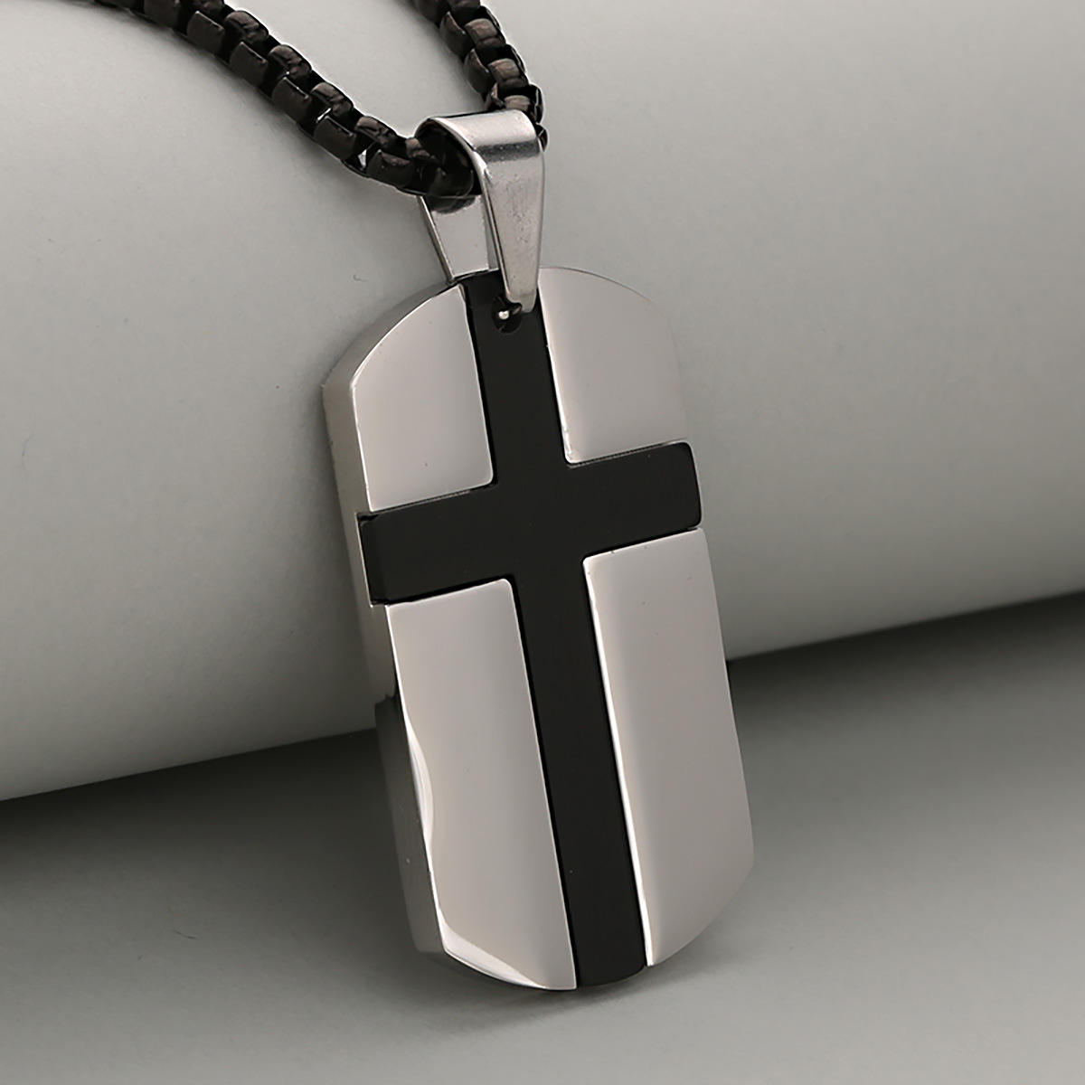 Pendentif simple noir argenté