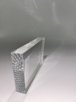 Trophées et plaques sportives en acrylique transparent personnalisables haut de gamme, gravés au laser, avec prisme géométrique durable