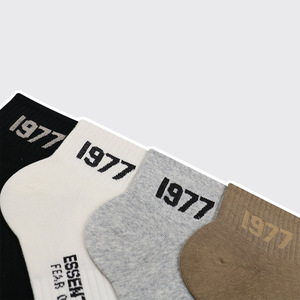 Calzini da uomo di nuovo stile sport traspirante con Logo moda Vintage con colori a tubo corto calzini grigi e comodi calzini - Product Image 2