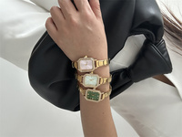 Montre élégante rétro carrée sertie de diamants en acier inoxydable et alliage, mouvement à quartz pour femmes, accompagnée d'un bracelet à breloques italien