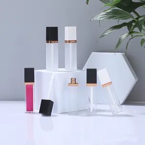 Vente en gros de Gloss liquide mat 8ml, conteneur carré blanc noir rose or clair gel rouge à lèvres emballage cosmétique avec baguette