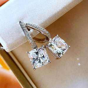 Orecchini a lobo da donna classici con diamante taglio Princess in oro bianco, montatura a griffe, gioielli da sposa a forma geometrica - Product Image 5