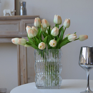 Venta al por mayor PE Retro 10 piezas por paquete ramo de <span class=keywords><strong>tulip</strong></span>án hecho a mano moderno arreglo Floral suave Día DE LA MADRE Pascua pequeño <span class=keywords><strong>tulip</strong></span>án - Product Image 6