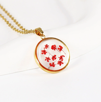 Collier tendance avec pendentif rond en résine fleur séchée, chaîne à maillons en acier inoxydable plaqué or, hypoallergénique, idéal pour cadeau de fête