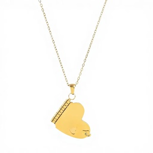 สร้อยคอคู่สแตนเลสขายดีในยุโรปและอเมริกา สร้อยคอรูปหนังสือรักแบบเปิดได้และสลักลาย ทำจากไทเทเนียมสตีล - Product Image 3