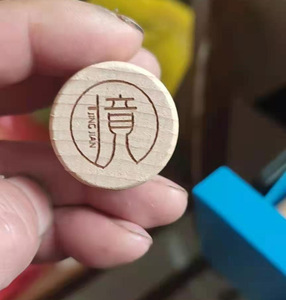 Bouchon en polymère personnalisable avec effet métallique brillant et logo imprimé, gravure laser, couvercle en bois - Product Image 6