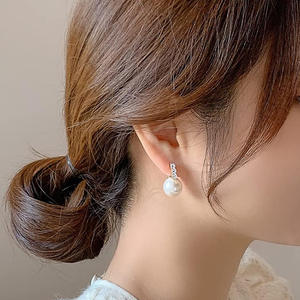 Pendientes de Perlas Doradas con Cristales, Oro de 18K, Joyería Clásica para Uso Diario de Mujer - Product Image 4