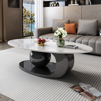 Table basse ovale contemporaine de luxe en pierre frittée marbrée, base sculpturale en métal noir, haut de gamme pour villa et maison