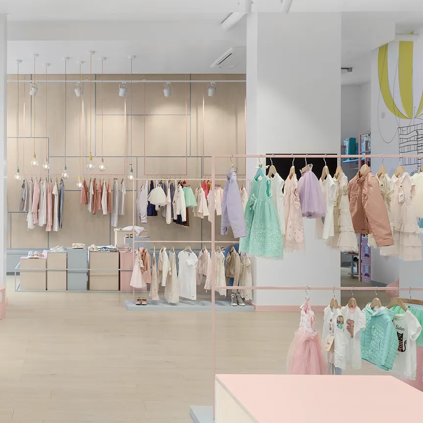 Expositor de loja de roupas de bebê personalizado, mdf, rack de exibição para roupas de crianças