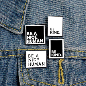 Soyez une belle broche en émail humain inspirant être gentil boîte de texte citation Slogan Rectangle minimaliste bijoux Badge broches broches pour cadeau - Product Image 3