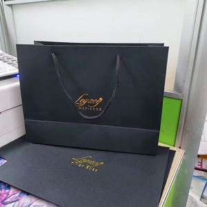 ออกแบบโลโก้ตามสั่ง ถุงของขวัญสุดหรูสำหรับเสื้อผ้า บรรจุภัณฑ์กระดาษแข็งสีขาว หูหิ้วริบบิ้น สีตามสั่ง - Product Image 4