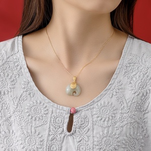 หยกเขียวเฮเทียนธรรมชาติ ชุบทอง 18K สร้อยคอจี้รูปทรงริมฝีปาก ดีไซน์มงคลรูยี่ เครื่องประดับหรูหราสำหรับทุกเพศ - Product Image 3